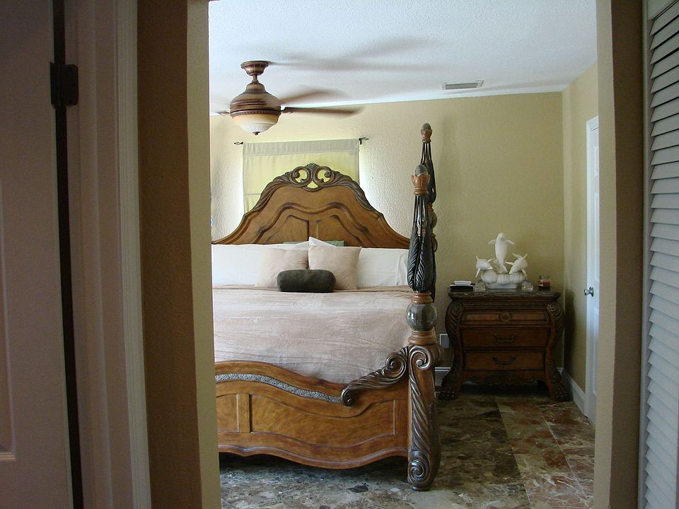 HUGE Masterbedroom w/marble floors!
