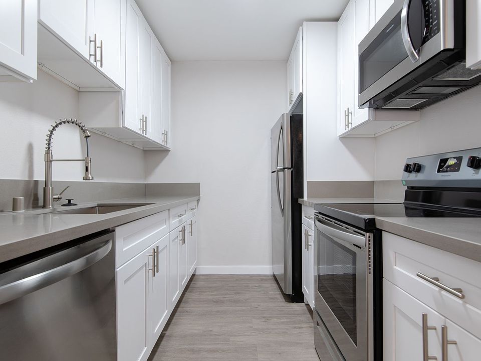 1st image of 980 Menlo Ave #26