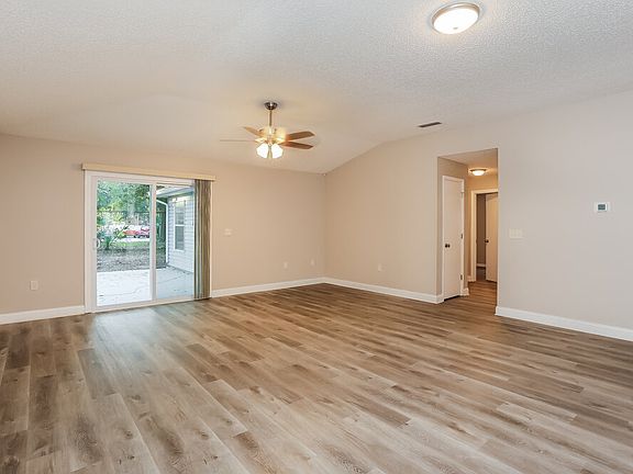 4th image of 574 Chancellor Dr W