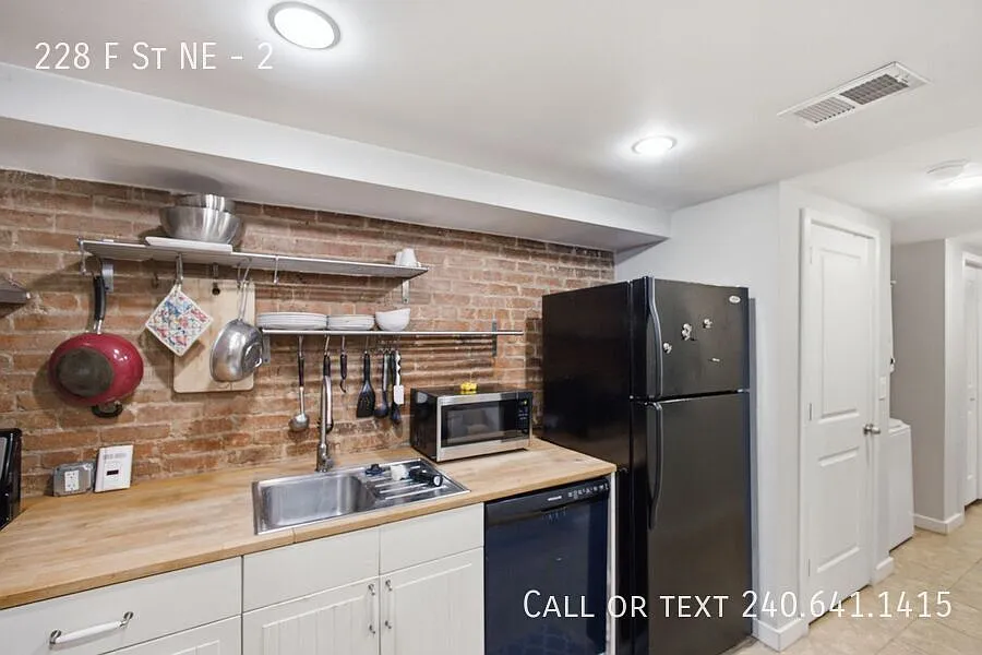 Charming 1 BR/1 BA Apartment in Capitol Hill! — Photo 2