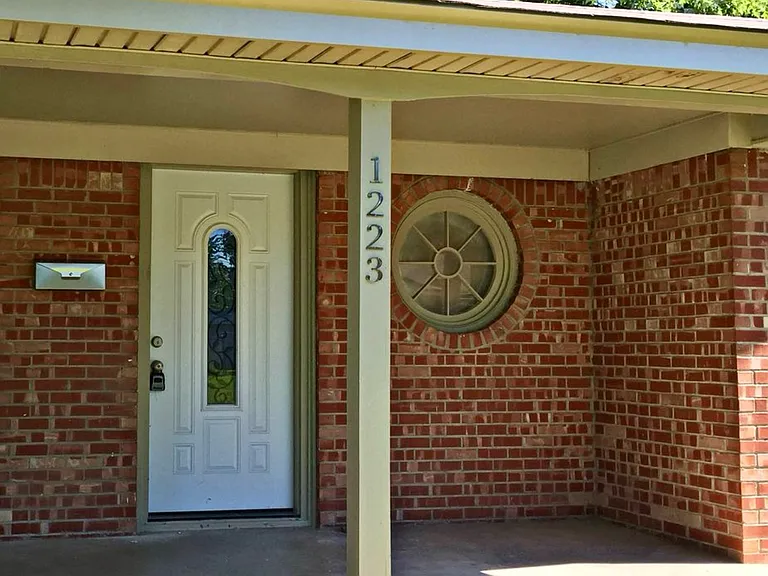 1223 Westlawn Dr — Photo 2