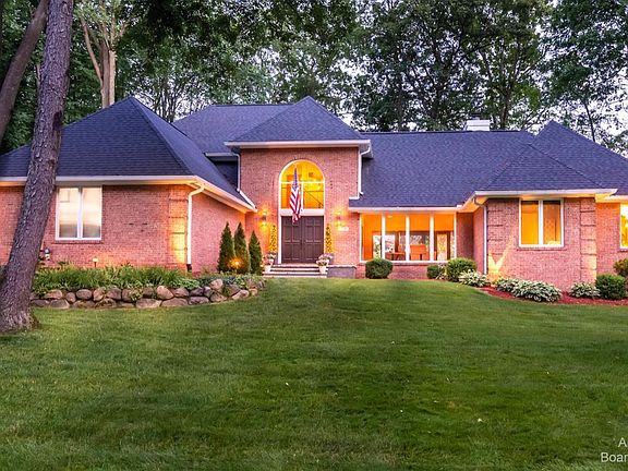 5th image of 579 Glenmoore Dr