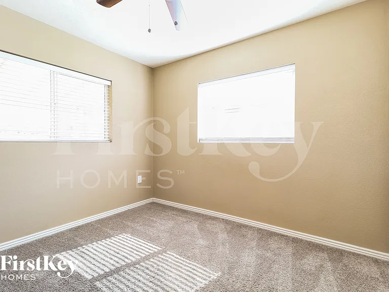 1810 W 5th St — Photo 12