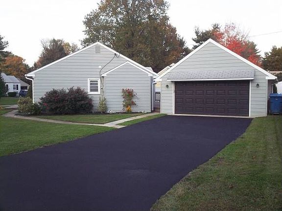 Driveway/Garage