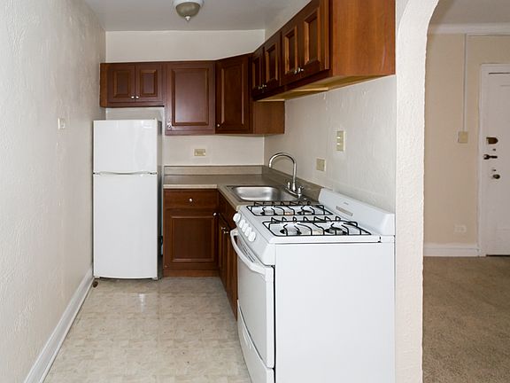2nd image of 525 W Cornelia Ave APT 205