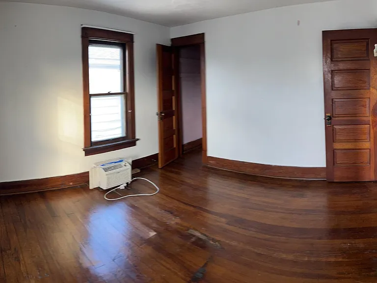 904 6th Ave — Photo 4
