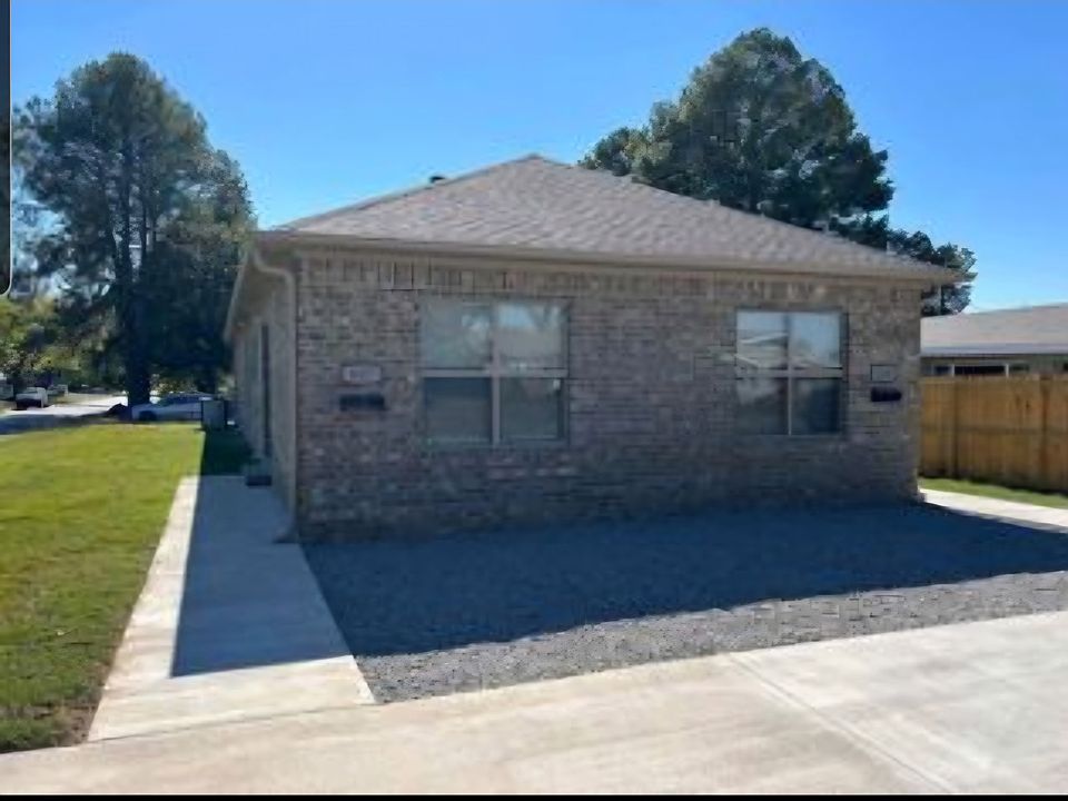 1st image of 607 Lenora St #607