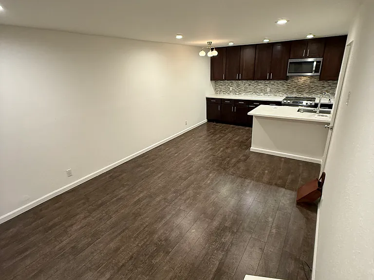 385 Mandarin Dr #5 — Photo 3