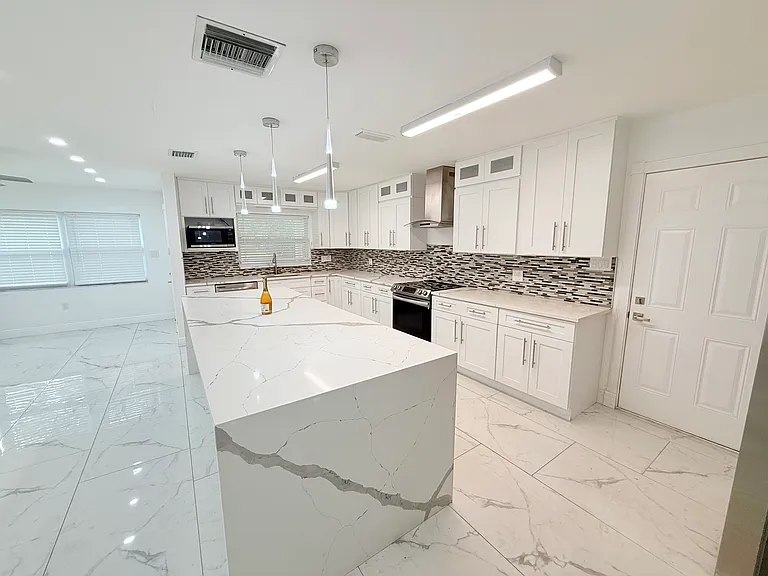 1557 Robinson Dr N — Photo 10