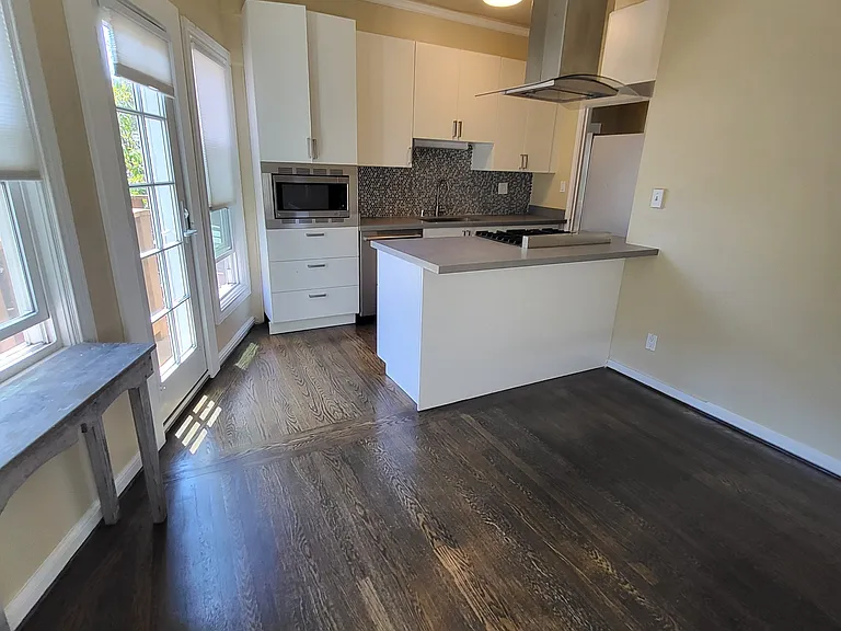 2320 Le Conte Ave #4 — Photo 2