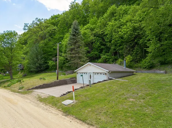 4673 155th St, Clinton, IA 52732