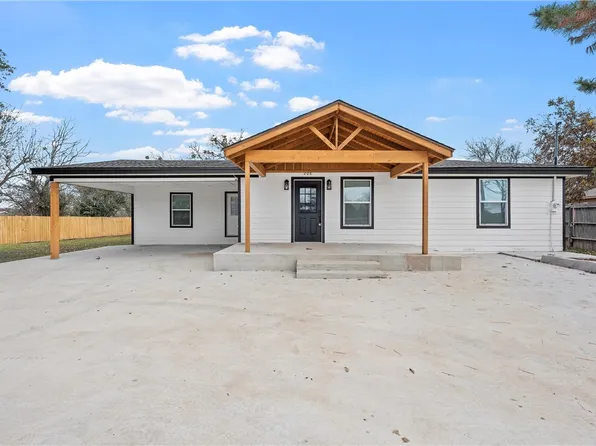 510 E 3rd St, McGregor, TX 76657