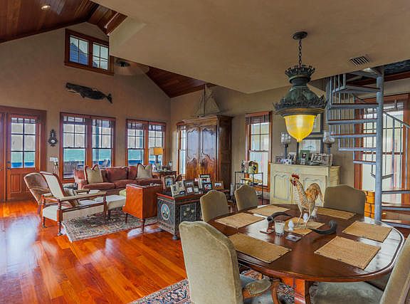 3rd image of 10 E Spanish Town Ct