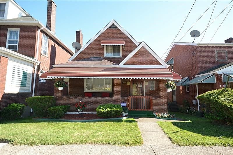 Well manicured landscaping enhances the home's curb appeal.