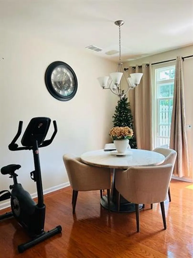 Spacious 3 bedroom Townhome! — Photo 4