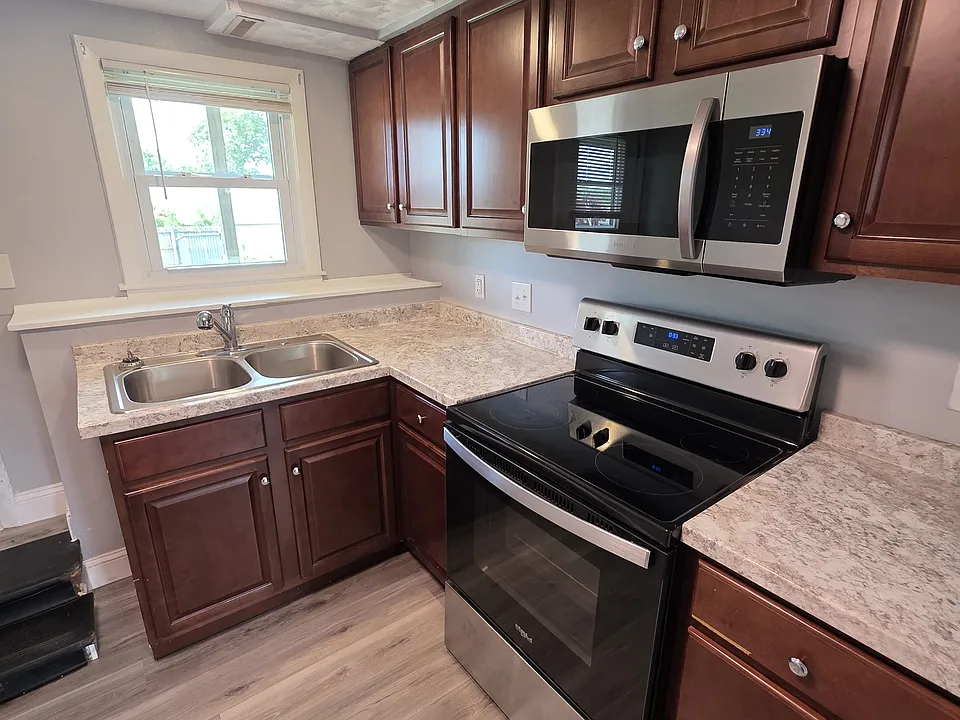  79 Newell St 1stFlr 2B/1B FreshPaint PrivEntry! Laundry! Prkg NOPets