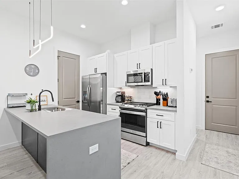 6825 Cadillac St — Photo 4