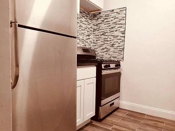 3rd image of 926 Bronx Park S #B4