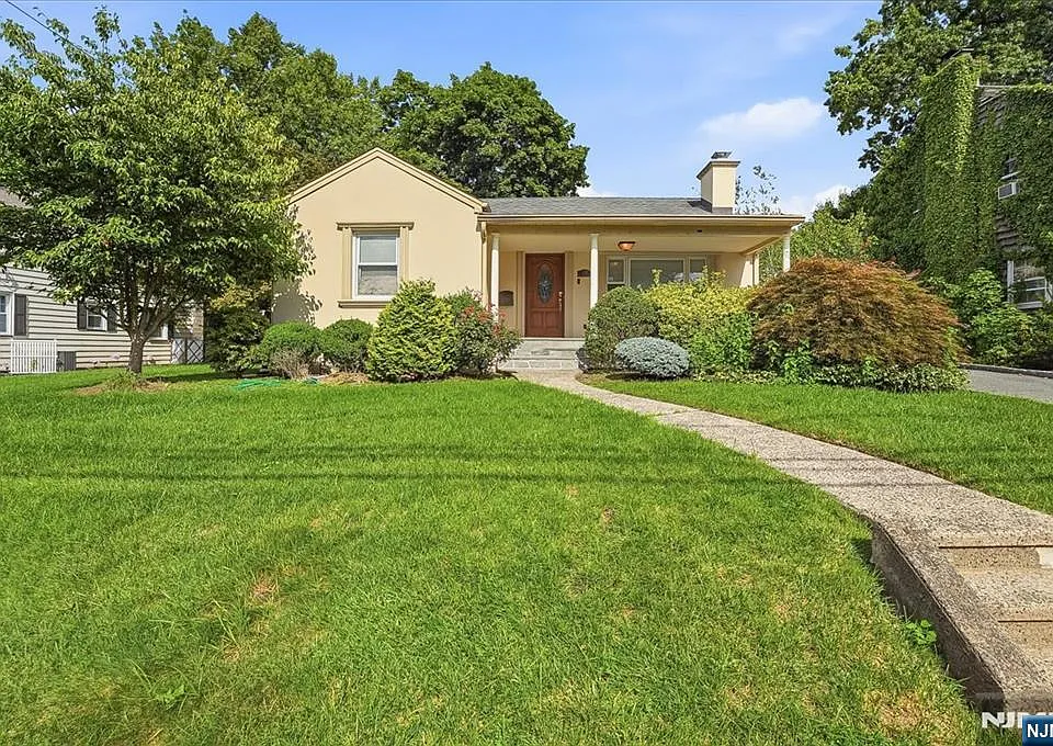 3-27 Kenneth Ave
