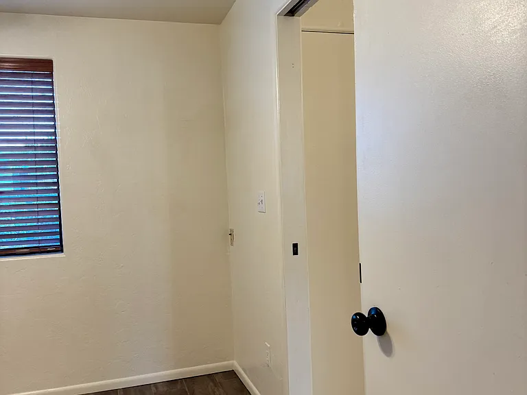 1524 W Saint Clair St — Photo 8