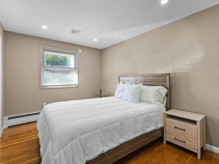 1016 E Elm St — Photo 11