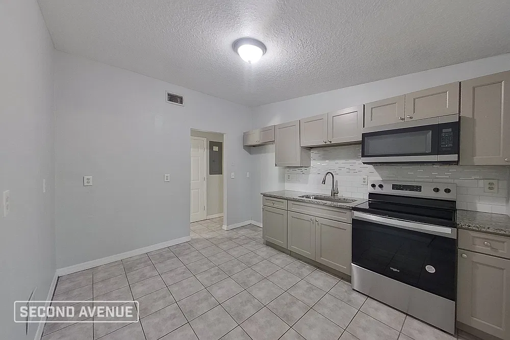4 bed, 2.0 bath, 1400 sqft, $1,585 — Photo 3