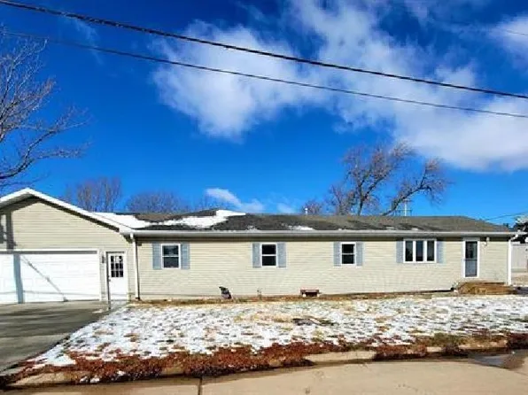 625 N Calvary Ave, Clay Center, NE 68933