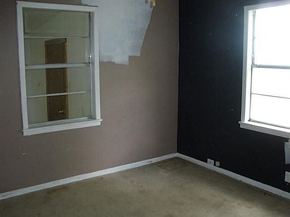 3rd image of 100 Lone Oak St