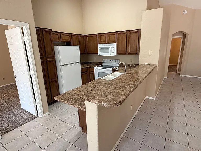 2471 W Hemlock Way — Photo 4
