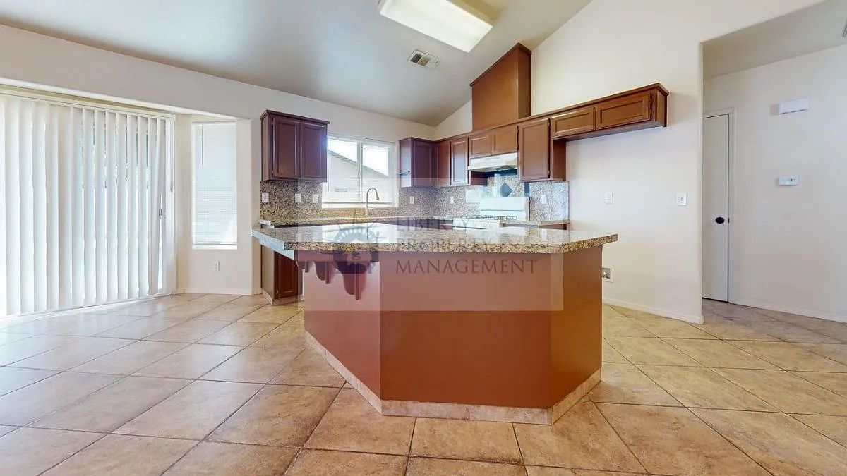 3 bed, 1479 sqft, $2,095 — Photo 3