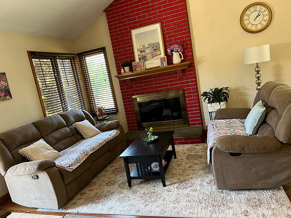 2nd image of 25 Ivy Ln Unit 25