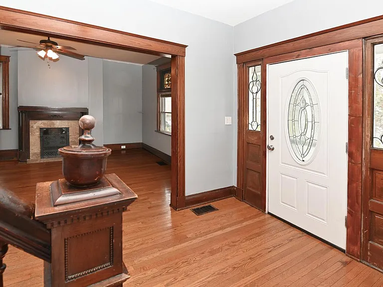 2428 Robertson Ave — Photo 3