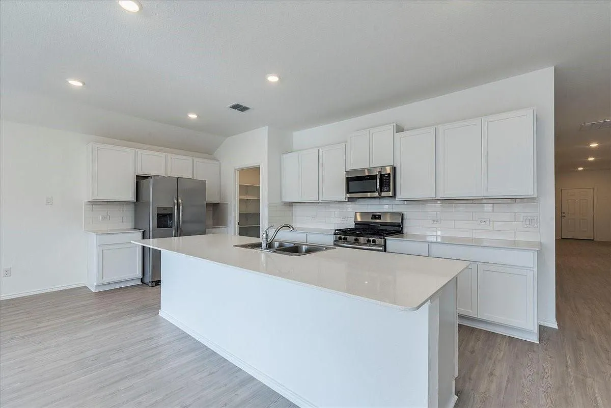 4 bed, 3.0 bath, 2356 sqft, $2,400 — Photo 4