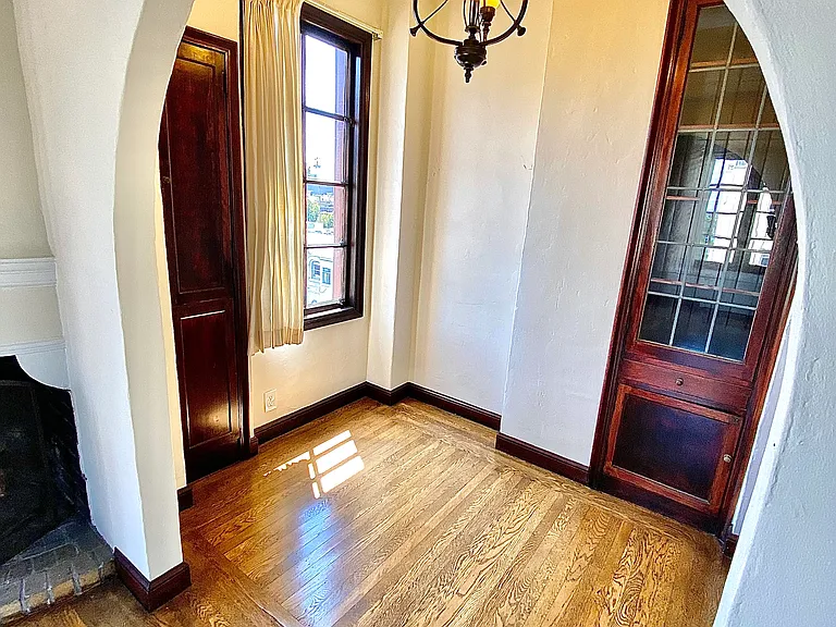 Tudor Hall Apartments — Photo 15