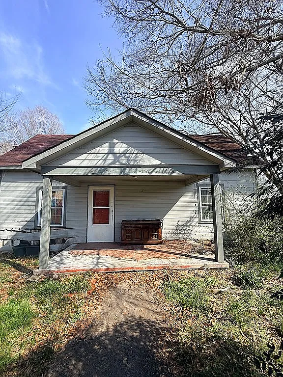 303 Magnolia St photo 1