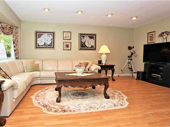 5th image of 11 Borman Ct