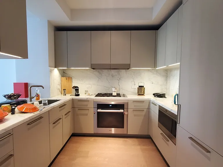 305 E 51st St #17F — Photo 3