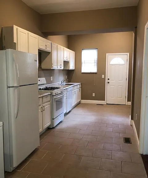full kitchen with all appliances