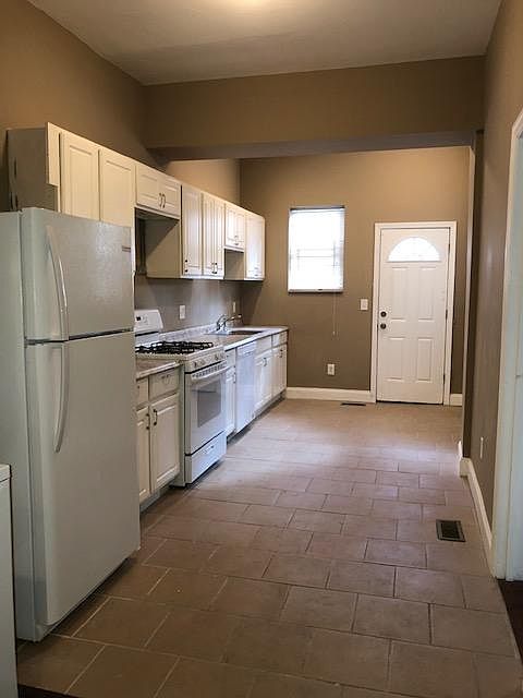 full kitchen with all appliances
