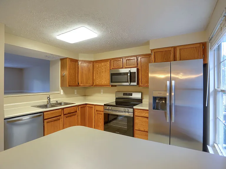 437 Ashton Ln — Photo 3