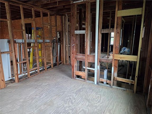 2nd image of 1854 Moss St