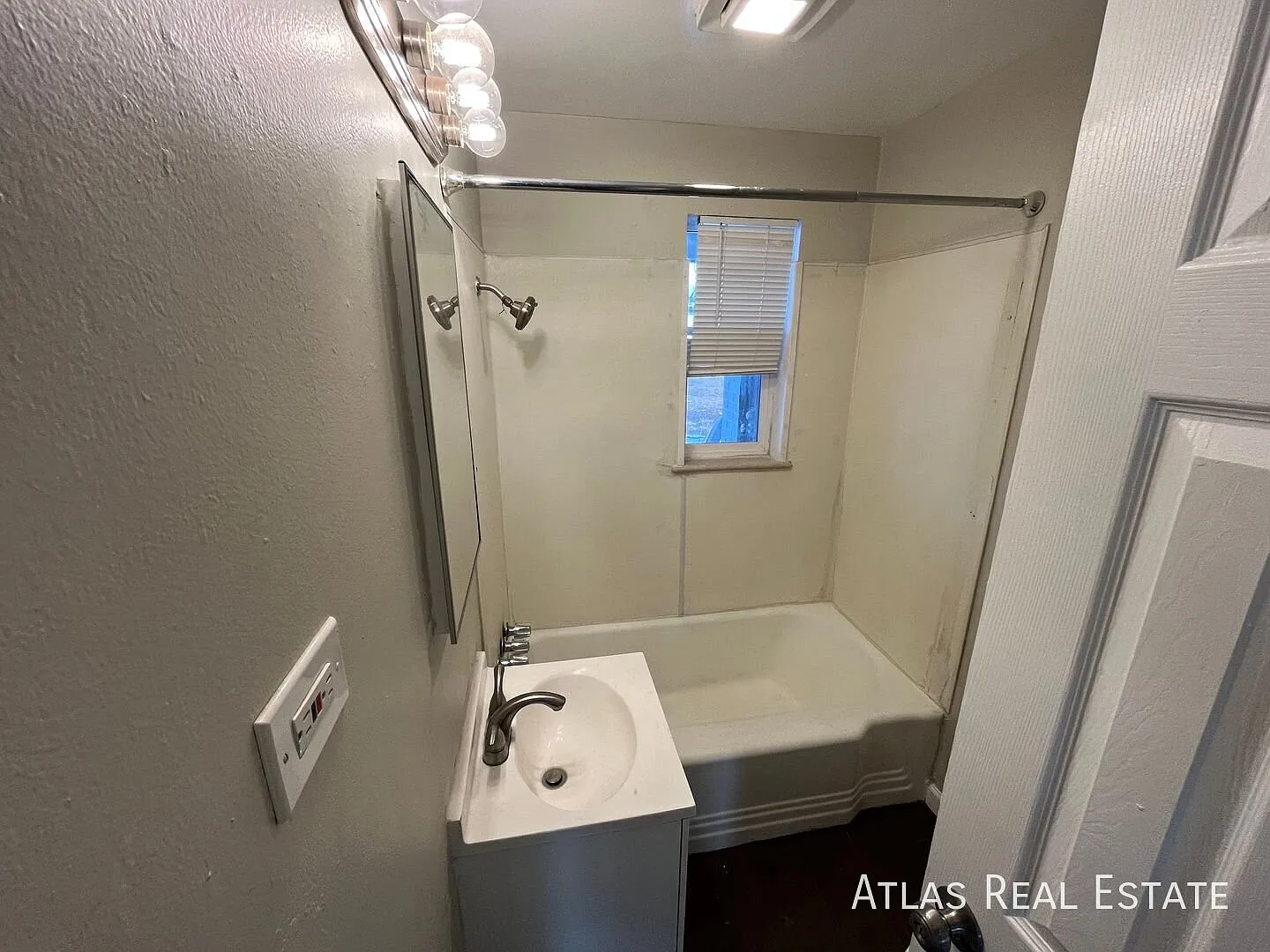 More Photos Coming Soon Gorgeous 1 Bedroom 1 Bath! Newly Updated Unit In A Great Location! — Photo 4
