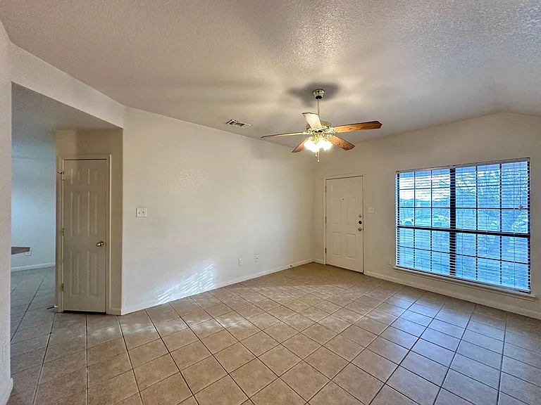 1111 Cinch Dr — Photo 4