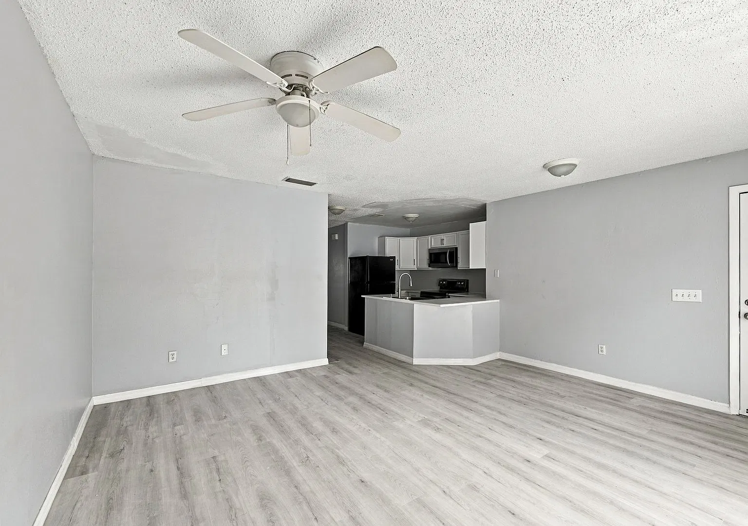South Tampa 2-Bedroom Condo with Balcony & In-Unit Laundry — Photo 4