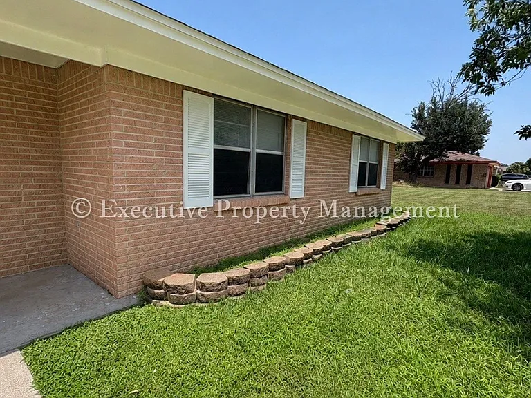 616 Cedar Dr — Photo 2