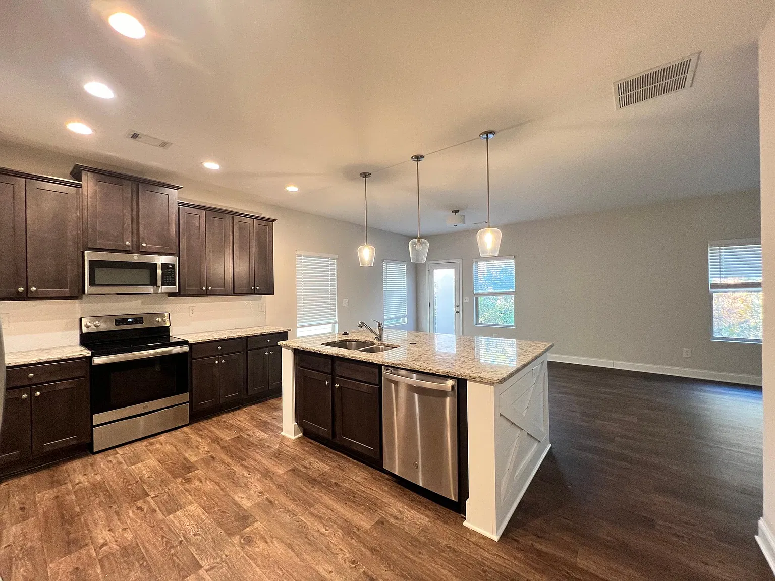 5 bed, 2406 sqft, $2,500 — Photo 4