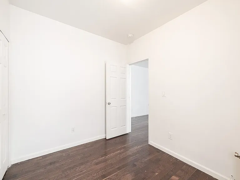 182 E 19th St #3D — Photo 3