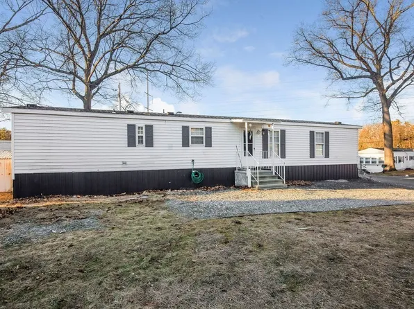 16 Puffin Dr, Chicopee, MA 01020