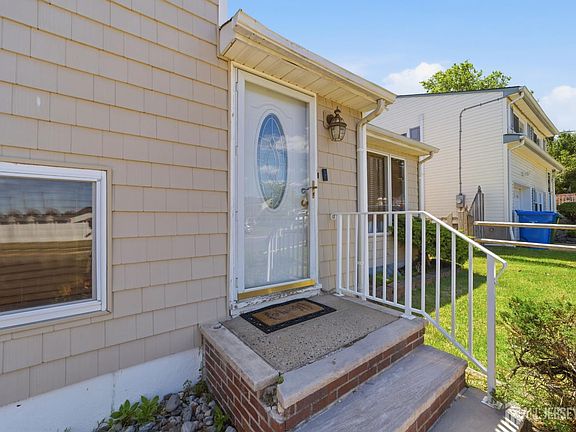3rd image of 4 Dunlap Dr