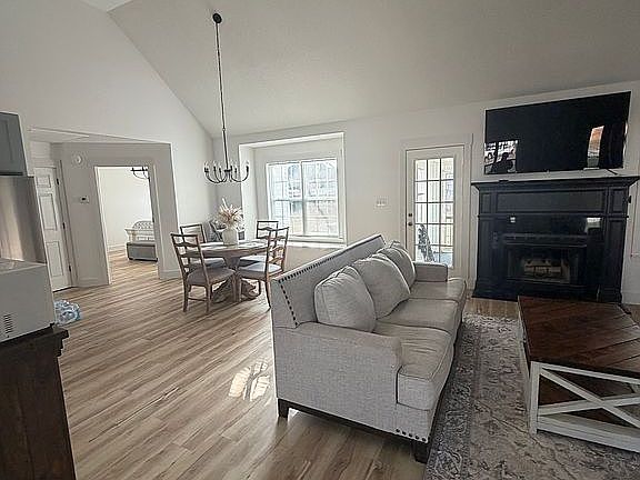 4th image of 99 Duke Ln